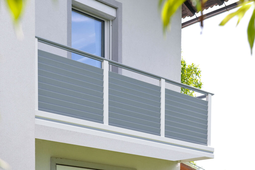 Majhen balkon z aluminijastim dizajnom Villach balkonske ograje