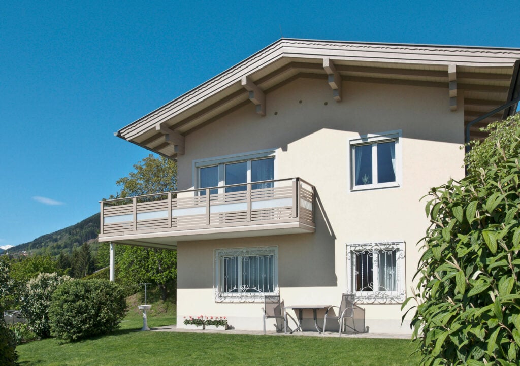 Nežna fasada hiše z aluminijastim podaljškom balkona