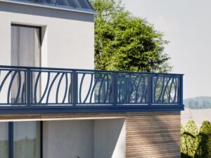 otaru alu balkongelaender mit glasfuellung hinter alublech streifen in schilf optik detailansicht detailansicht