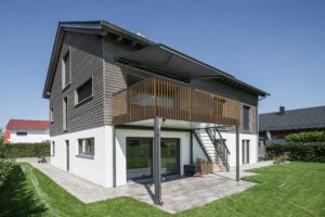 modernes Balkongelaender mit durchgehender horizontaler Sprossenoptik